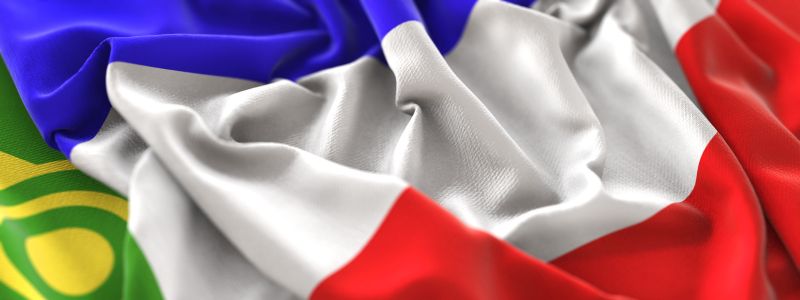 Drapeaux froissés aux couleurs bleu, blanc, rouge et vert utilisés en bannière pour Fanion-Insigne.